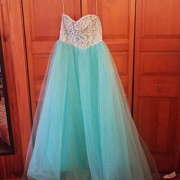 Prom dress - Picture 1 of 4